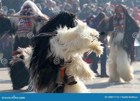 Kukeri Máscaras Realiza Rituales Con Los Trajes Y Las Campanas Grandes