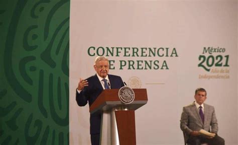 AMLO Presume Su Nuevo Libro A Mitad Del Camino