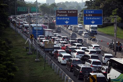 Kepadatan Kendaraan Saaat Libur Panjang Natal Di Puncak Bogor Antara Foto