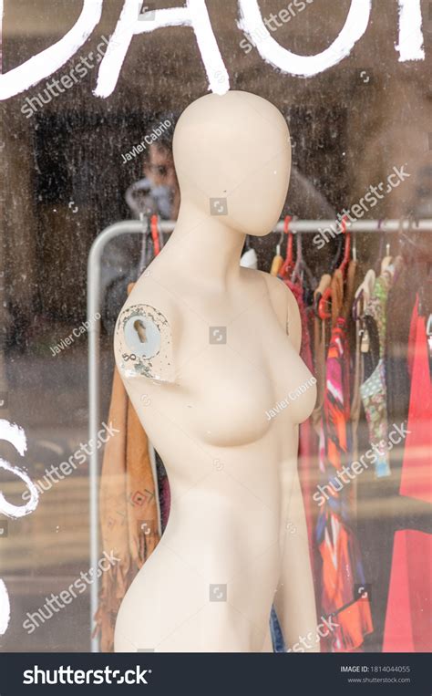 Mannequina Al Desnudo En Un Escaparate Foto De Stock