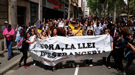 Més d un miler de persones clamen pels drets de les persones sense