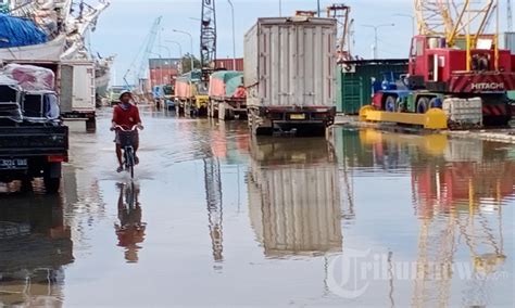 Genangan Air Rob Di Pelabuhan Sunda Kelapa Foto