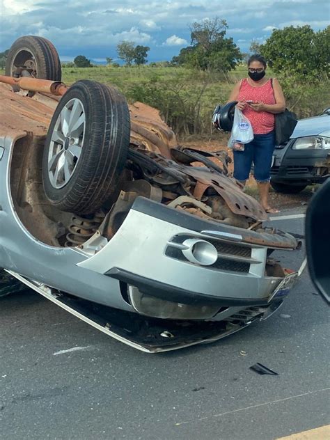 Carro tenta fazer ultrapassagem indevida e bate em outros dois veículos