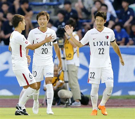 前半、先制ゴールを決め、永木（左）とタッチを交わす鹿島・西（右） ― スポニチ Sponichi Annex サッカー