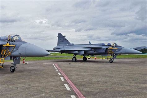 V Deo Novos Ca As F E Gripen Da Fab Decolam Pela Primeira Vez No