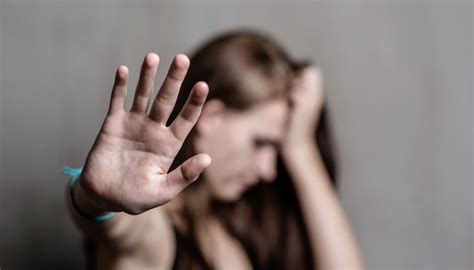 Ragazza Vittima Di Violenza Sessuale Presa In Giro Dalla Madre Dell