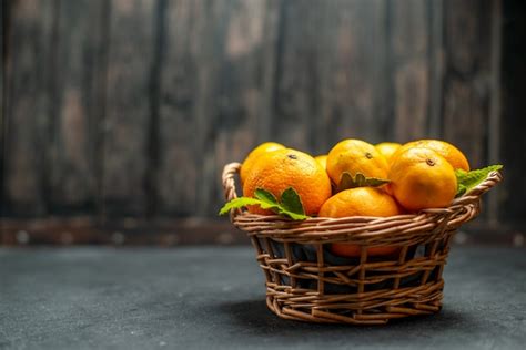 Vista Frontal De Mandarinas Frescas En Canasta De Mimbre En Lugar Libre