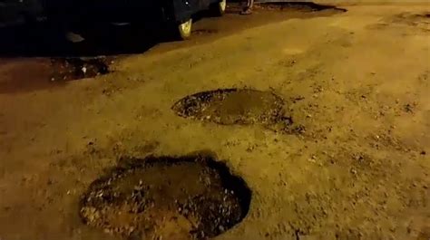 Vecinos de Concepción Unen Esfuerzos para Reparar Calle Llena de Baches