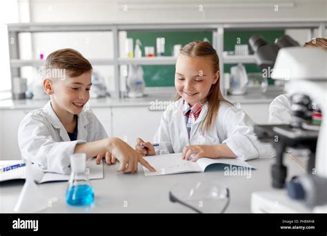 Los Ni Os Que Estudian En La Escuela Laboratorio De Qu Mica Fotograf A