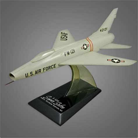 Maquette constructeur F-100 Super Sabre factory model