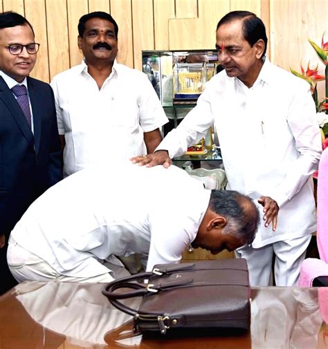 Telangana Finance Minister Harish Rao Takes Blessings From Cm K