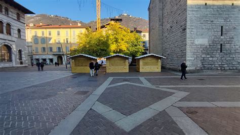 Natale A Como Ultimi Ritocchi A Mercatino Pista Del Ghiaccio Albero