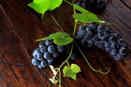 Cachos De Uvas Frescas Galhos E Folhas Na Mesa De Madeira R Stica