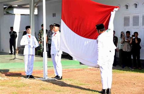 InfoPublik PENGIBARAN BENDERA MERAH PUTIH