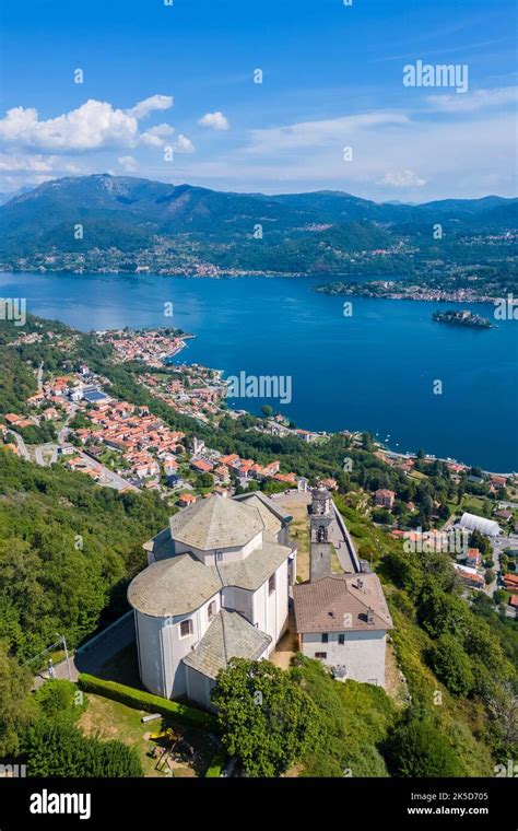 Vista aérea del santuario de la Madonna del Sasso en Boleto dominando