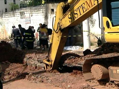 Vídeo Duas pessoas morrem e uma fica ferida em desmoronamento nesta