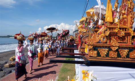 Ribuan Umat Hindu Di Bali Menyucikan Diri Dalam Upacara Melasti