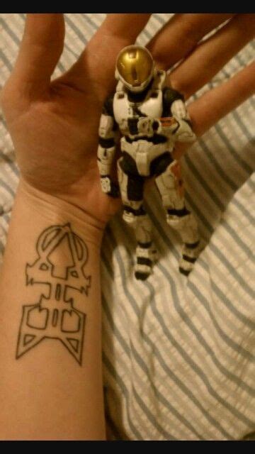 The Meta/Maine figurine next to a tattoo of the Meta symbol; RvB | Red vs blue, Blue tattoo ...