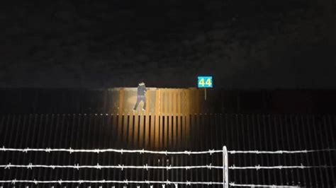 Migrante Se Queda Atorado En Muro De La Frontera Estados Unidos M Xico