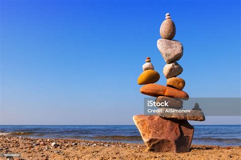 Batu Zen Piramida Batu Warnawarni Di Pantai Konsep Keseimbangan Hidup