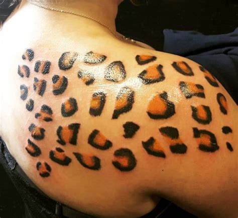 Leopardenmuster Tattoo Am Schulterblatt TattooMotive Net