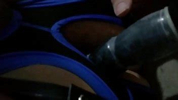 Juego anal con un vibrador y luego un enorme tapón anal XVIDEOS