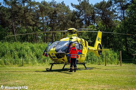 Traumahelikopter Landt Op Camping Voor Medische Noodsituatie Helvoirt