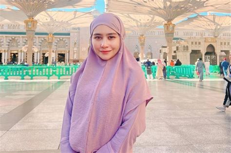 Sindo Hi Lite Potret Prilly Latuconsina Umrah Bareng Keluarga Cantik