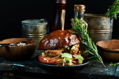 Sabrosas Hamburguesas Caseras A La Parrilla Con Pollo Tomates Y