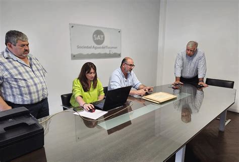 La Sat Abri Los Sobres Para Perforar Un Nuevo Pozo De Agua En Barrio