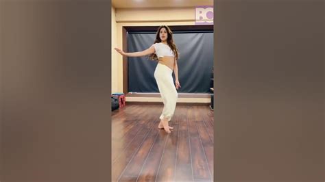 Janhvi Kapoor ने किया बैली Dance Video में नजर आए उनके जबरदस्‍त डांसिंग मूव्‍ज़ 1920 X 1080