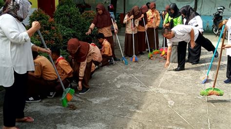 Gambar Gotong Royong Di Sekolah Sd Gotong Royong Pengertian Contoh