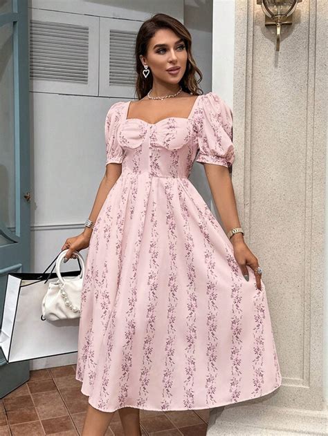 SHEIN Frenchy Kleid mit Blümchen Muster Sweetheart Ausschnitt