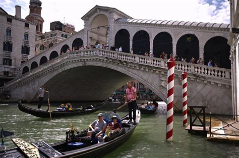 Venedig Gondolieri Sammeln Kilo M Ll In Den Kan Len Auf Puls