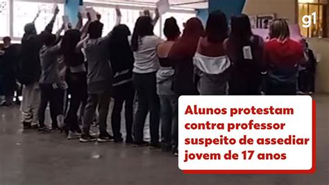 V Deo Alunos Protestam Contra Professor Suspeito De Assediar Jovem De