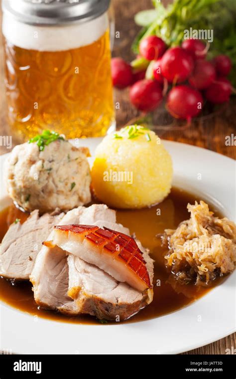 Schweinebraten Mit Kartoffelkn Del Fotograf As E Im Genes De Alta