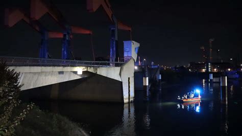 Schiff Kracht In Br Cke Zwei Autos Im Wasser Durchfahrt Gesperrt