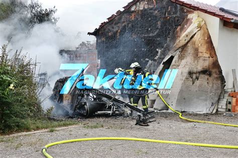 Wohnmobil In Vollbrand Feuerwehr Kann Angrenzendes Wohnhaus Sch Tzen