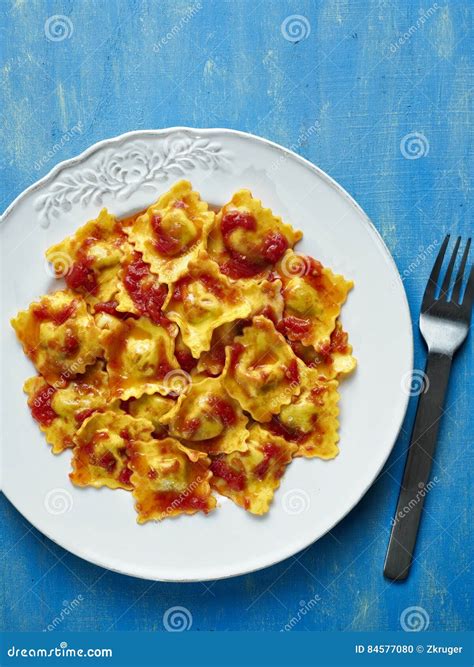 Pastas Italianas De Los Raviolis En Salsa De Tomate Foto De Archivo