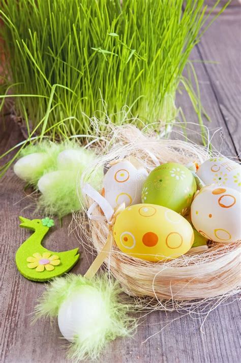 Huevos De Pascua De Diversos Colores Que Mienten En La Tabla Al Lado De