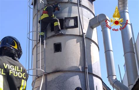 Vallefoglia Silo Di Segatura In Fiamme Intervengono I Vigili Del Fuoco