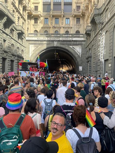 Liguria Pride 2023 il corteo arcobaleno invade la città tra amore