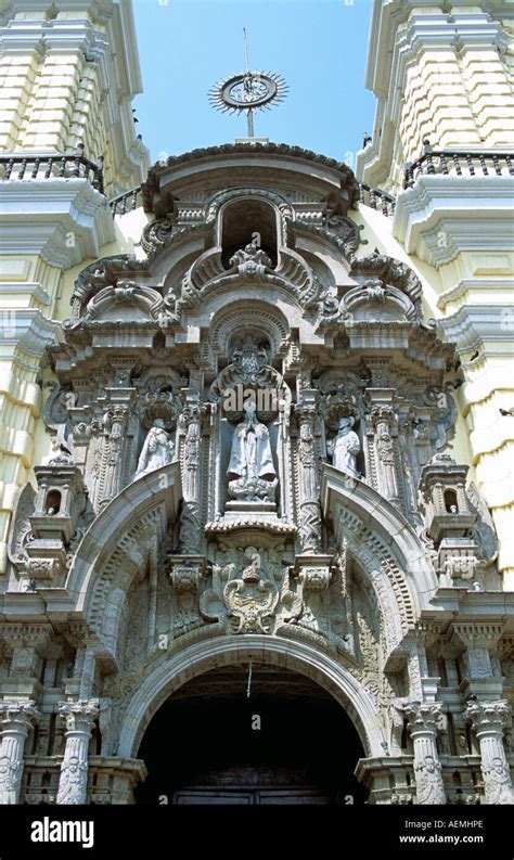 Statue Di Sculture Ornate Di Facciata Di Architettura Barocca Immagini