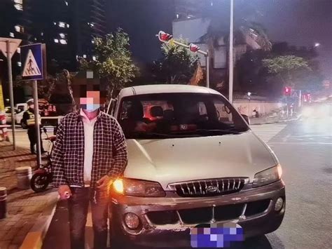 超员近3倍小客车遭夜查，司机弃车逃跑留下乘客一脸懵