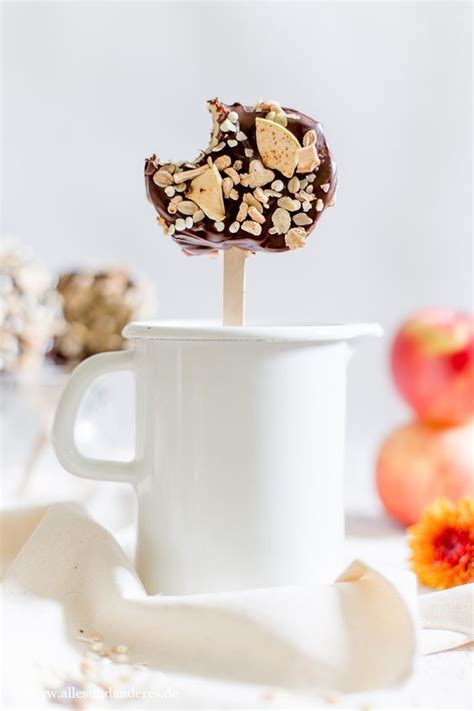 Selbstgemachte Apple Pops mit Schokolade Zimt und Müsli Topping