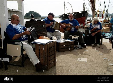 Sea shanty singers hi-res stock photography and images - Alamy