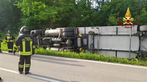 Tezze Sul Brenta Autoarticolato Frigorifero Esce Di Strada E Si