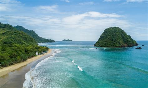 Pantai Pulau Merah Banyuwangi Pesona Kegiatan Piknik Lokasi And Harga