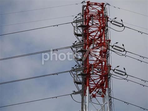 空にそびえる送電鉄塔 No 28613114｜写真素材なら「写真ac」無料（フリー）ダウンロードok