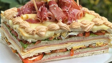 Sorprende al cumpleañero con una torta salada de sandwiches de miga